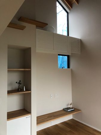 小さな吹き抜けで一体化する住宅リビングダイニングキッチンと階段ホール 建築家31会