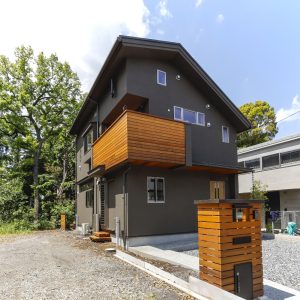 武蔵野の雑木林を借景にする太陽熱利用の木の家＆エコハウス　
